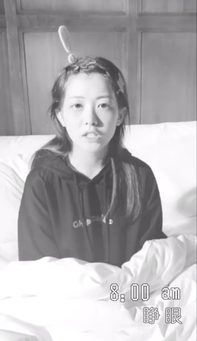 有网友截图芭莎之前拍《创造101》时录的起床突袭采访，火箭少女成员素颜起床照公开。孟美岐一脸懵略显呆萌，吴宣仪扎双丸子头眼圈厚重，杨超越自带慵懒气息。