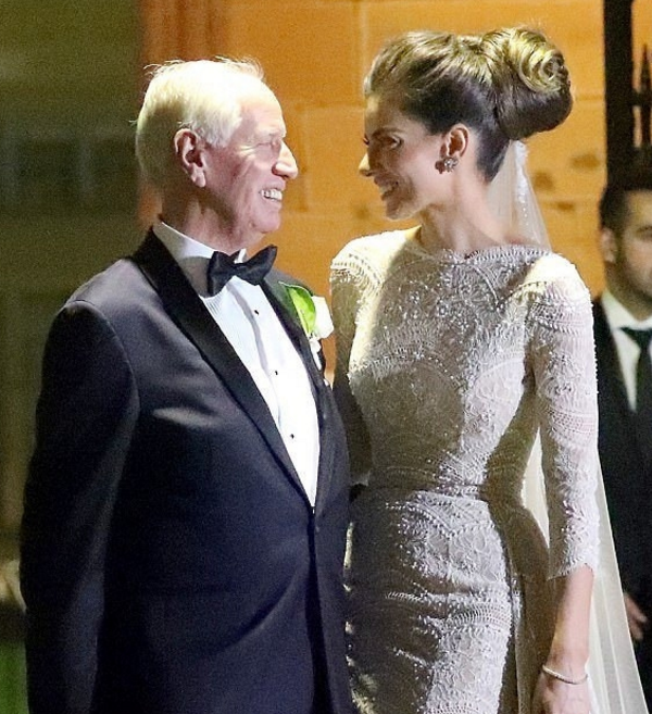 女,婚礼豪奢花费1亿美金,每月给300万零花钱!