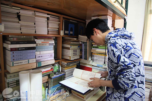 浙江农林大学两男生爱书如痴 寝室成了小型图书馆 浙江农林大学两男生爱书如痴 寝室成了小型图书馆