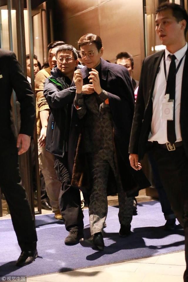 70岁男人是个宝,向华强比小他9岁的老婆看着还