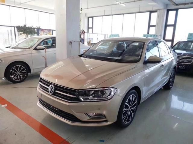 偶遇16款宝来库存车,工作人员:再不处理就黄了,5折包送货