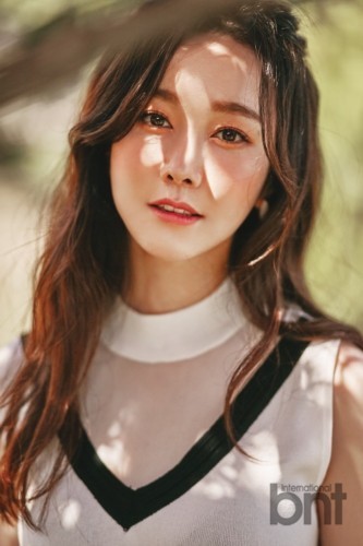 组图:金旼序拍时尚写真 阳光下绽放花样笑容