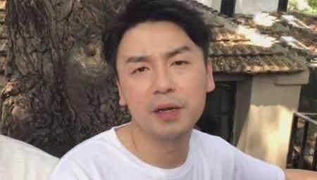 尴尬!雷佳音问经纪人,自己是否有大小合同,经纪