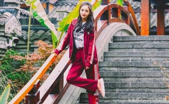 太般配!赵又廷杨幂罕见合体,两人一身红衣超甜