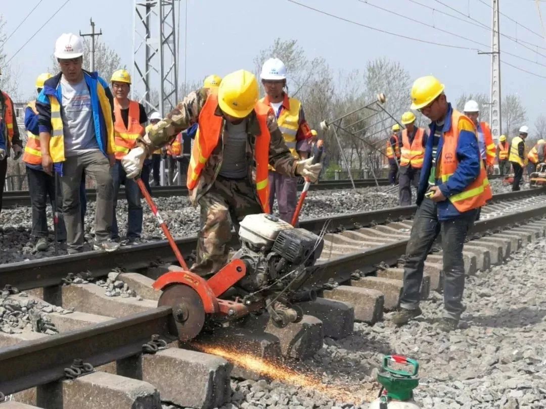 阜阳北站扩能工程完成首次拨接施工