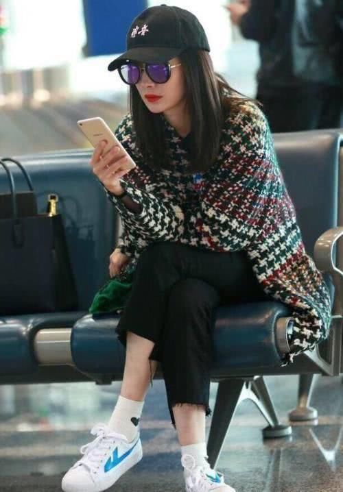 韩雪学杨幂大冷天光腿穿裙子?网友:杨幂露的是