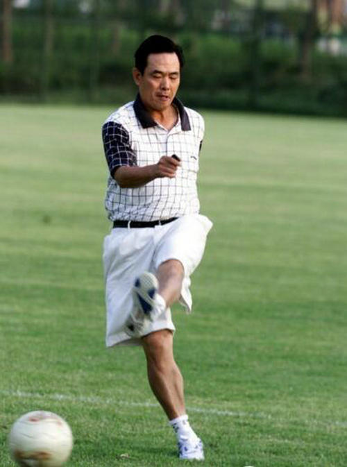 足协主席蔡振华爱踢足球 被誉为金左脚