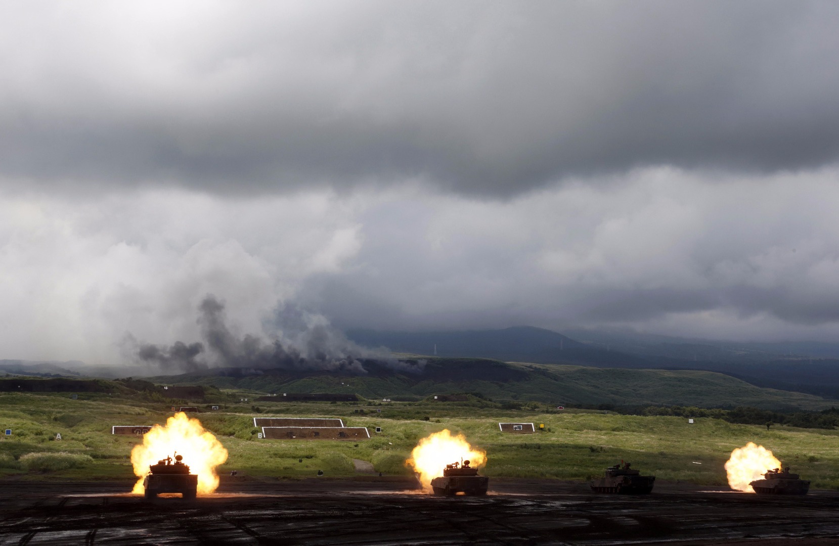 当地时间2016年8月25日，日本御殿场市(Gotemba)，日本陆上自卫队在富士山附近的Higashifuji军事训练基地进行军事演习。