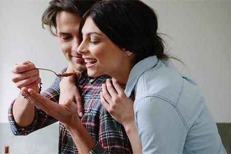 谈对象后变胖,除了吃饭逛街,还可以一起去健身