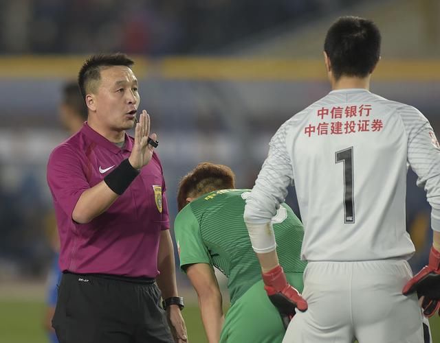 足球裁判懂足球吗现在,足球裁判规则及手势
