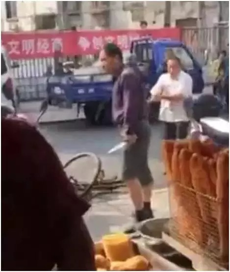 男子捅杀城管及旁人 被捕喊一句话围观者却 男子捅杀城管及旁人 被捕喊一句话围观者却