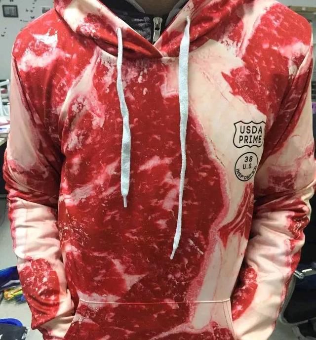 男子买了一件"五花肉"外套,穿出门就怕遇到狗,实在是太逼真了