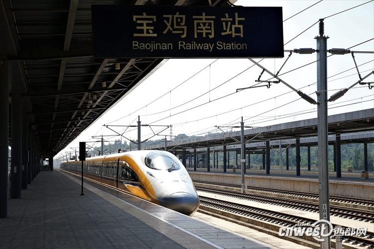 宝鸡南站驶出,一路向西开往兰州西站,标志着宝兰高铁进入全线拉通试验