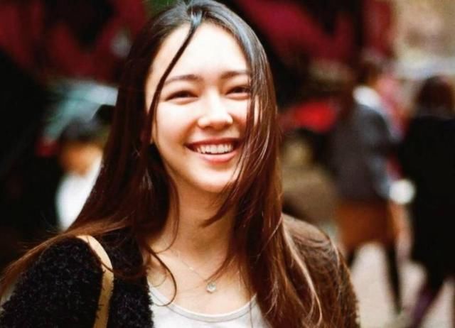 她20岁成为香奈儿的御用模特,却因颜值太高,常