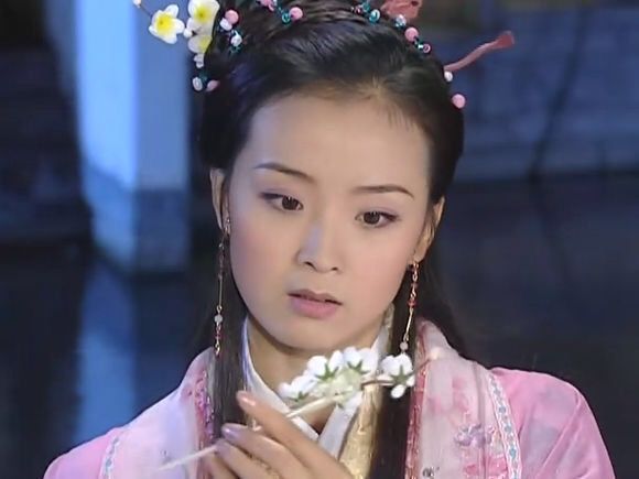 王艳在《无敌县令》中饰演配角赵玉儿和武艺高强的女一号凝香公主,一