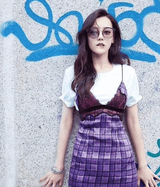 女星咬嘴唇:热巴酷炫,赵丽颖勾魂,娜扎帅气,她却