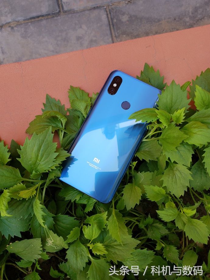 小米8真机欣赏,OLED屏幕通透清澈,背面蓝色造