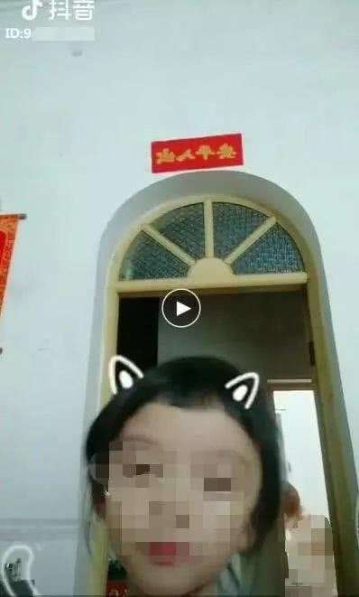 小女孩玩抖音,误将洗澡妈妈入境,视频引网友疯
