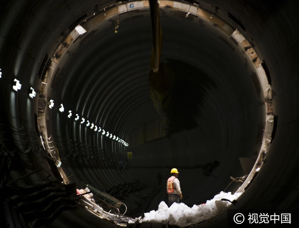 当地时间2013年8月27日，墨西哥埃卡特佩克，探访当地排水渠，该排水隧道长62千米，宽7米，是世界上最长的排水隧道之一。该排水渠使墨西哥预计的城市排水能力翻倍。摄影来源：视觉中国