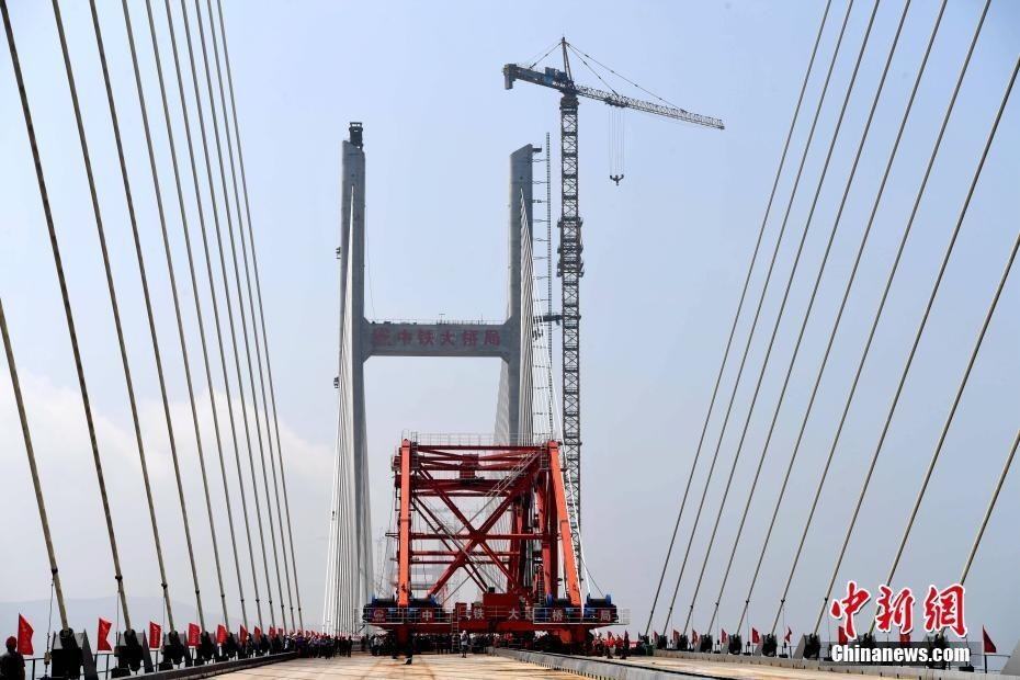 6月5日，随着架梁起重机5日将一块452.1吨重的的钢桁梁架设在指定位置，世界最大跨度跨海峡公（路）铁（路）两用斜拉桥——福（州）平（潭）铁路平潭海峡公铁两用大桥元洪航道桥主桥合龙。元洪航道桥为双塔双索面钢桁混合梁斜拉桥，全桥长1188米，其中主跨达532米，为世界同类桥梁之最。福平铁路是合（肥）福（州）高铁的延长线，也是（北）京台（北）高铁的重要组成部分，从福州站起，穿鼓山，跨闽江，引入福州南站，继而跨乌龙江至长乐区，再通过平潭海峡公铁两用大桥跨越人屿岛、长屿岛等，线路全长88.433公里，预计2020年底具备开通运营条件。