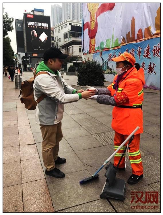 这家企业好有爱 寒天给环卫工送热饮-北京时间