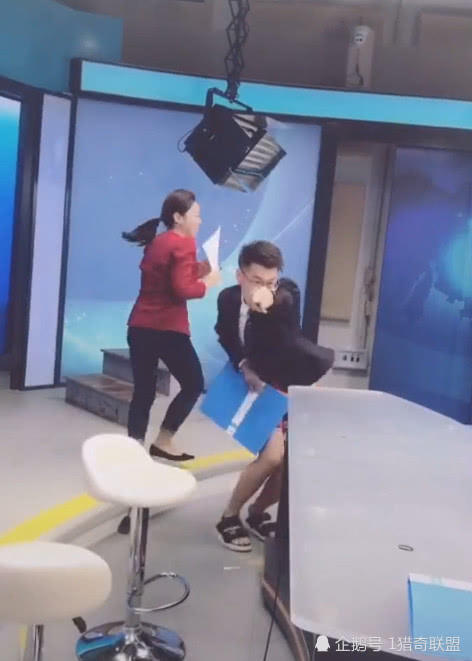 抖音爆料新闻直播间真面目,上半身一本正的主