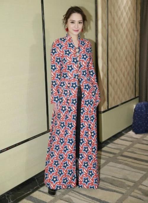 阿娇怎么了?上半身凉快,下半身捂得严实,网友