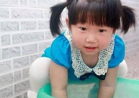 3岁女儿下半身有恶臭味,到医院检查后,让人长