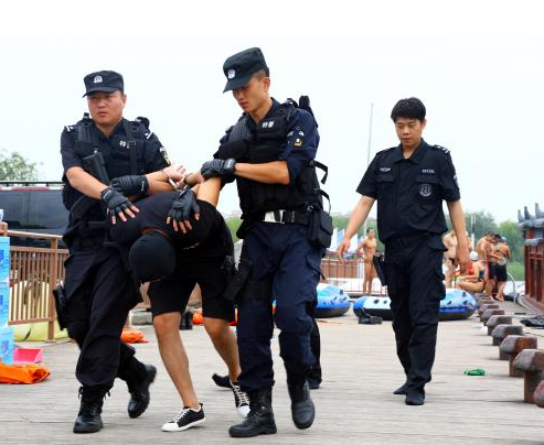 警察击毙手持凶器的醉汉,获赔100多万,开枪警察被判违反规定