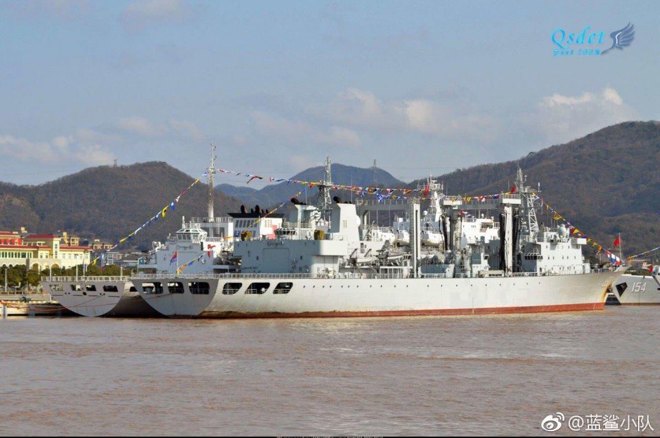 公開報道顯示,海軍已最新接收了一艘4萬噸級901型綜合補給艦,也被稱為