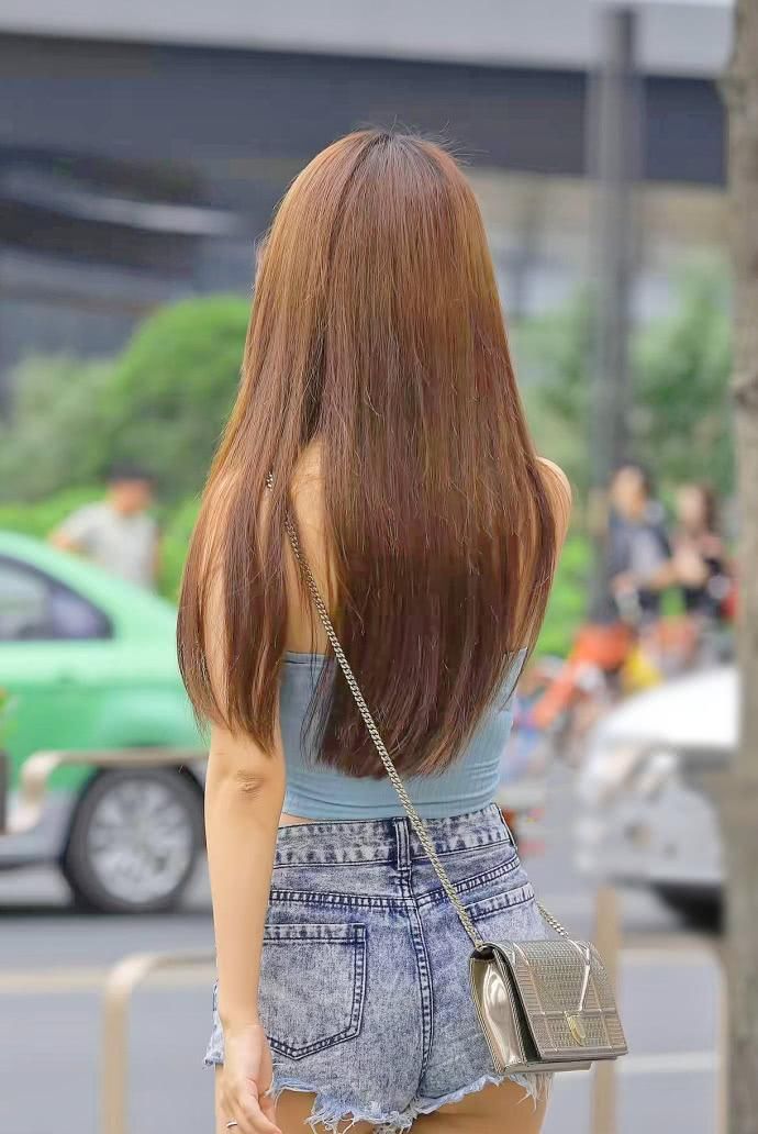 街拍:美女咋想的,穿着三角牛仔短裤逛街,网友:这