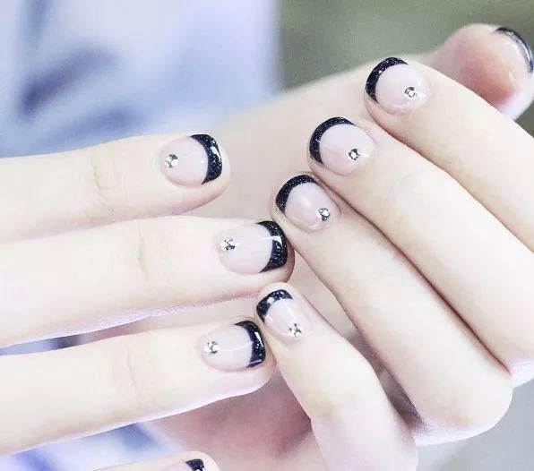 指甲太短怎么做才能使手指显白皙显修长?过年