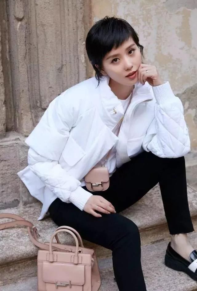 2017冬天,白色羽绒服火了!这样搭配时髦度飙升