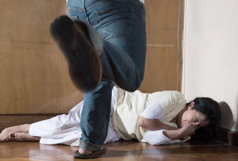 虽然，保拉自己并未真正受到虐待，只是在照片中模拟她所看到的“治疗”场景，但眼前的种种画面令她的内心充满了恐惧。“说实话，这个过程很艰难。这一切让我满头大汗，不住地颤抖。”保拉坦言道。她还说只有工作人员认为病人被治愈后，才能被放出诊所。图为保拉作品。