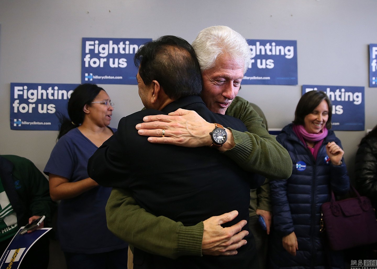 美国大选初选开始希拉里夫妇分头拉票