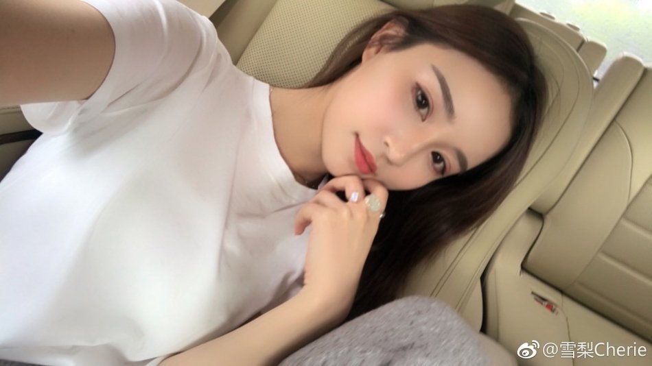 思聪前女友雪梨晒与闺蜜合照 自夸“少女”