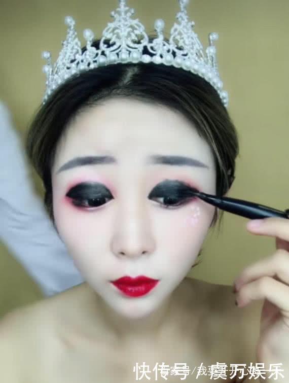 新娘把眼线涂的特别厚,眼皮漆黑,当她睁开眼的