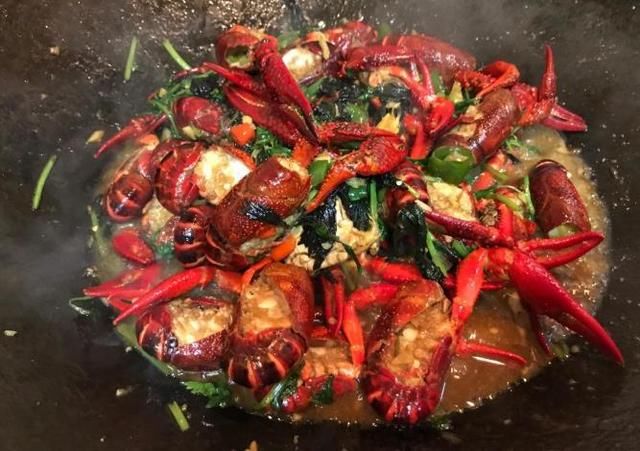 越南人到中国旅游:一下飞机就说要吃小龙虾,回