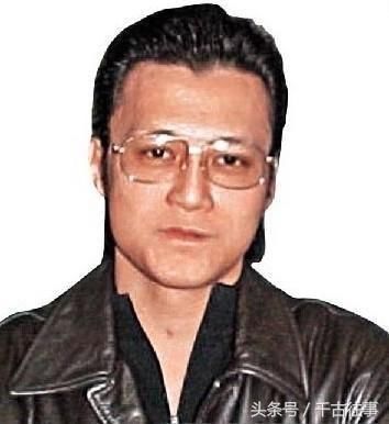 与那些长相凶狠的古惑仔相比,李泰龙不但长相酷帅,还穿着时尚,特别