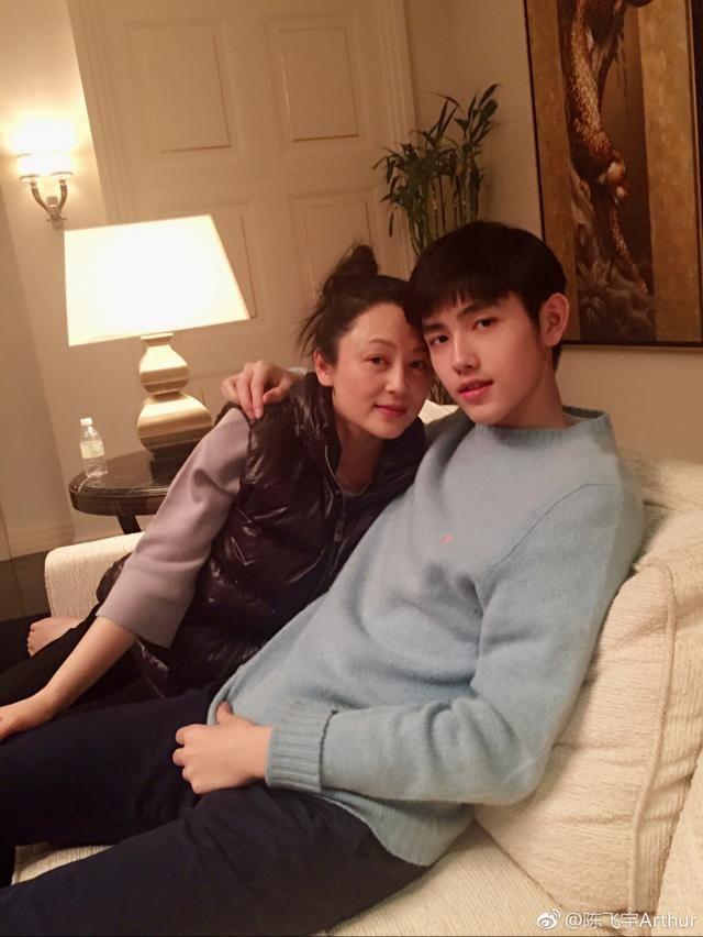 50岁陈红近照 靠在儿子怀里满脸幸福