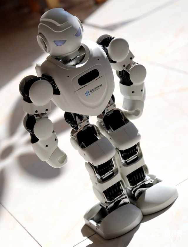 优必选AlphaEbot机器人体验:语音交互、编程教