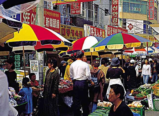 韩国人来到中国旅游,购买了茅台和中华烟,结账