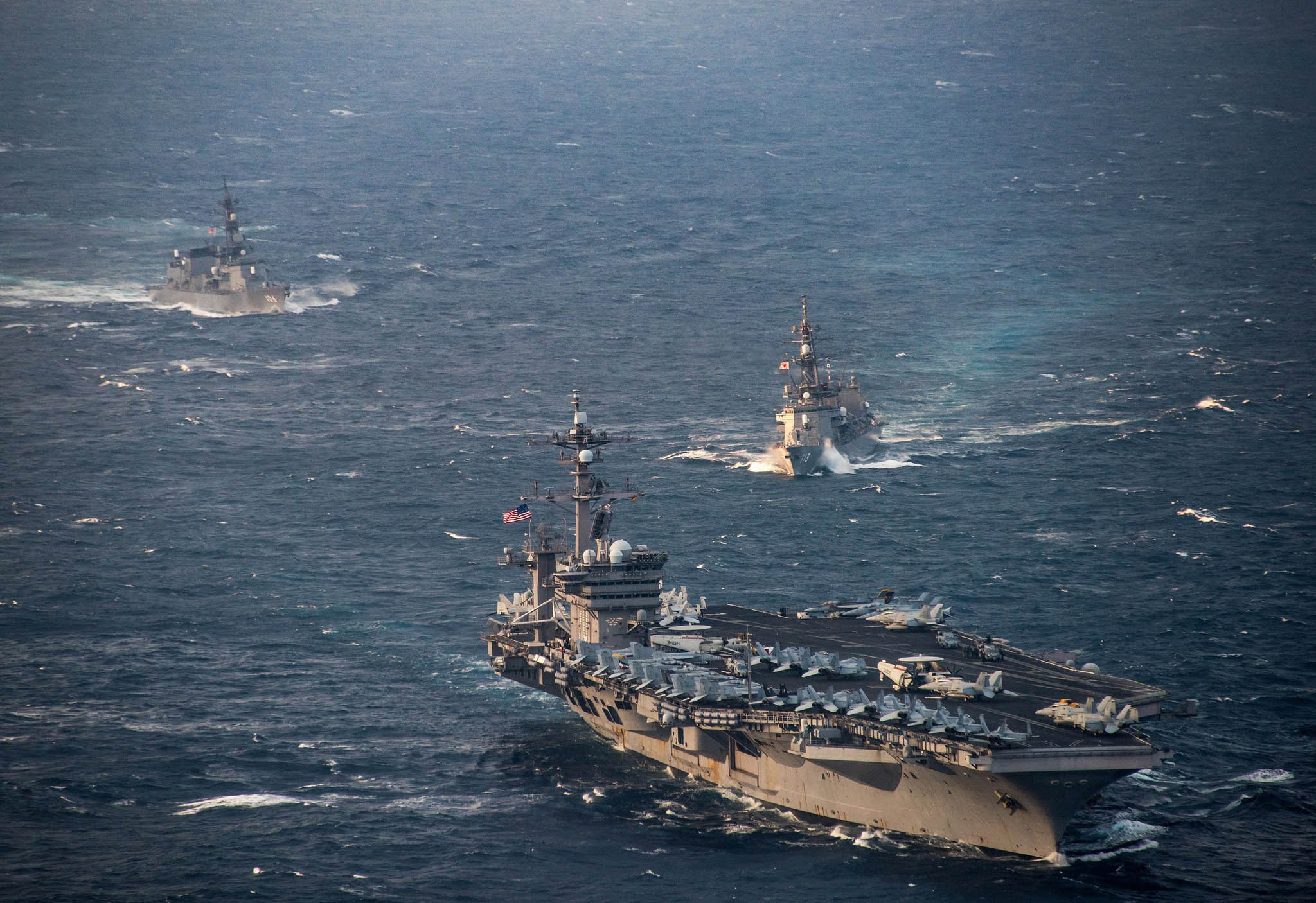 美军航母航行至中国东海 日本军舰随行