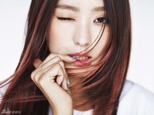 组图:SISTAR前成员尹宝拉拍写真 性感身材抢镜