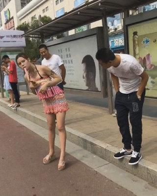 快看，大街上这冰棍妹子只顾着等车，浑然不知，身前已被人看光了