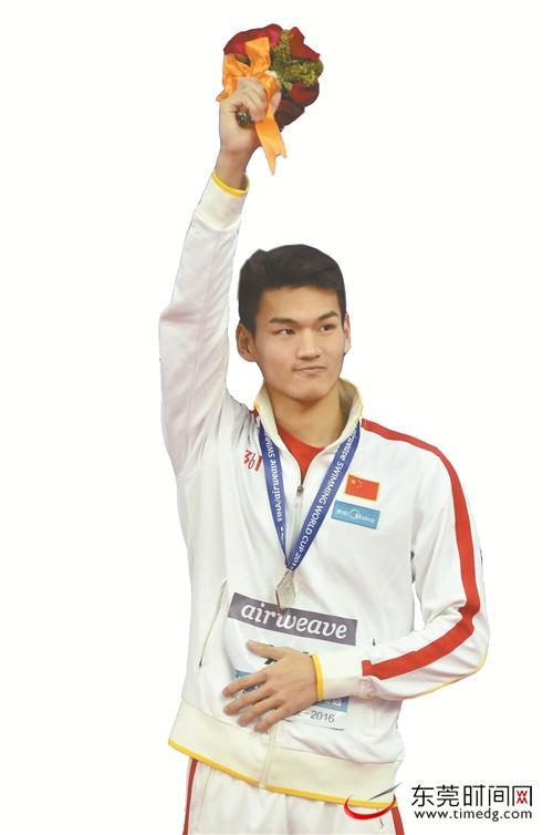 52秒44!中国22岁小将徐嘉余创历史摘下100米仰泳金牌
