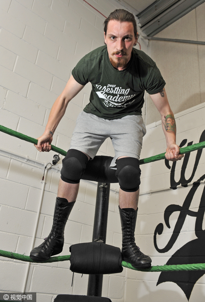 组图-英摔跤运动员酷似伊布 穿曼联球衣摆pose