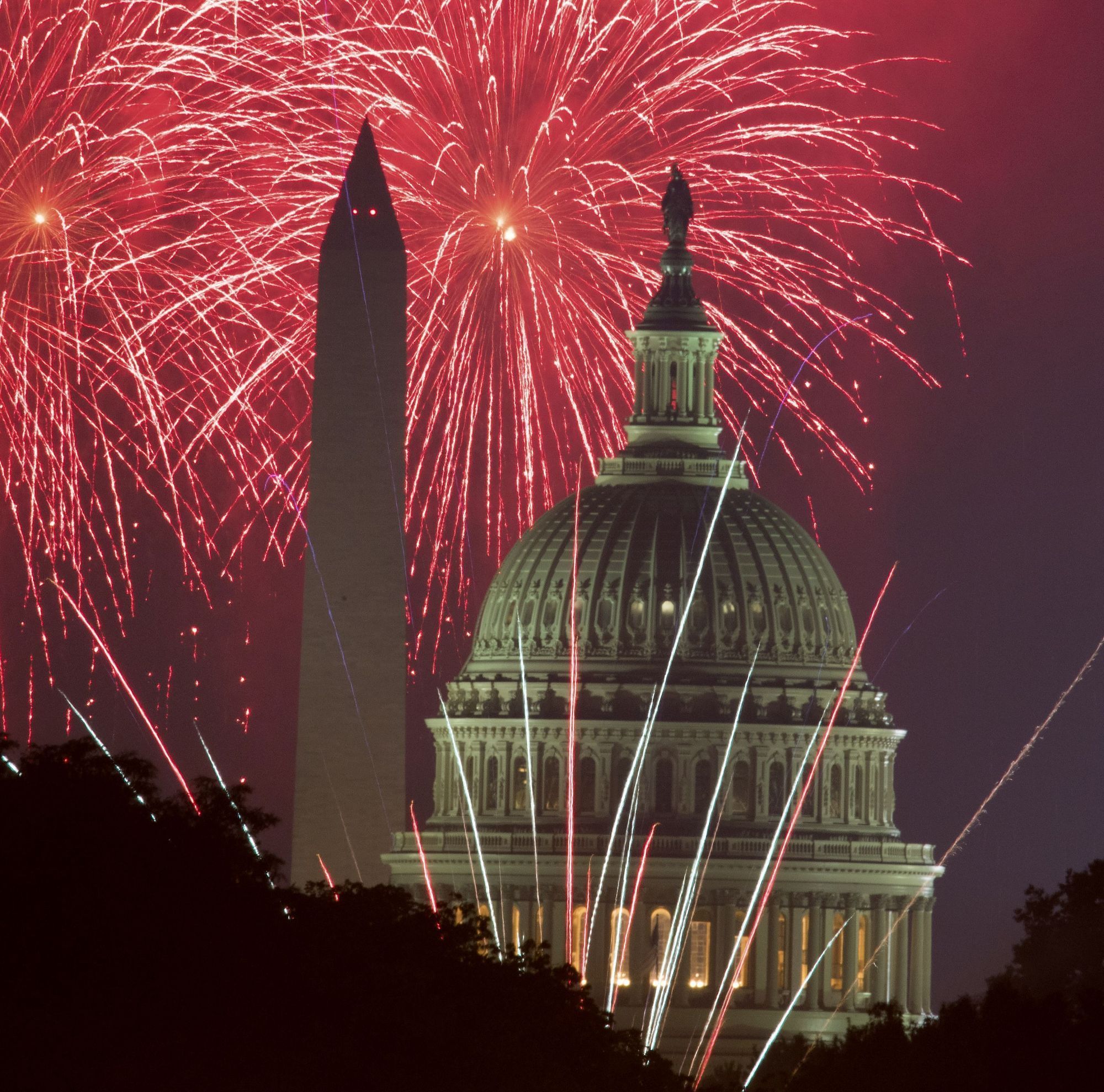 美国华盛顿,烟花在国会大厦和华盛顿纪念碑上空绽放.