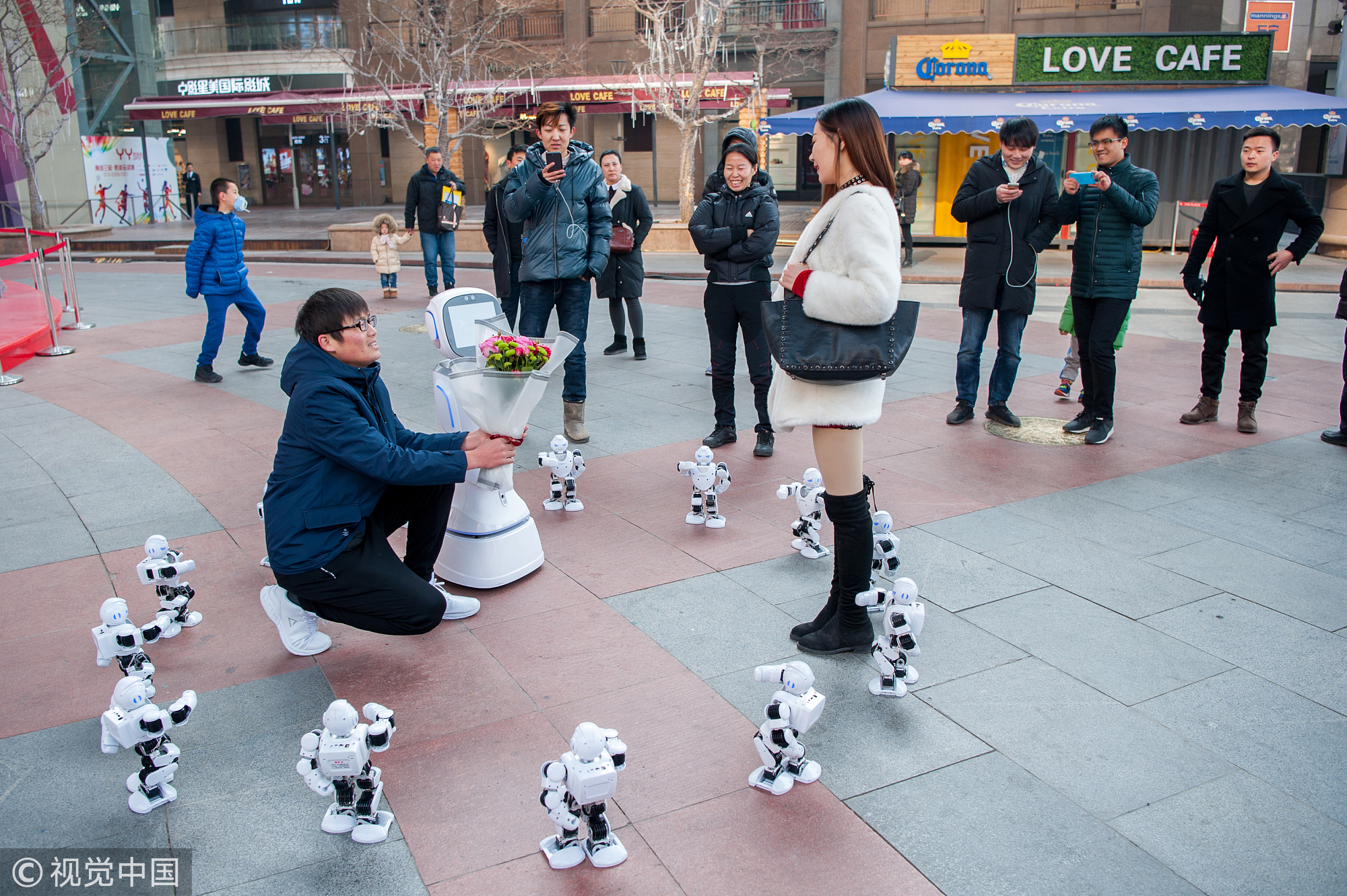新闻拓展：奇葩求婚方式，还有这些！2018年1月14日，北京，世贸天阶，互联网公司的程序员何毅用机器人向恋爱三年的女友求婚被拒。