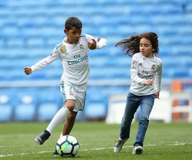 皇马球星C罗小时候获奖后与妈妈合影,迷你罗获